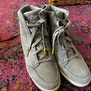 Women’s sorel wedge boots - size 9.  Light grey suede - great shape.